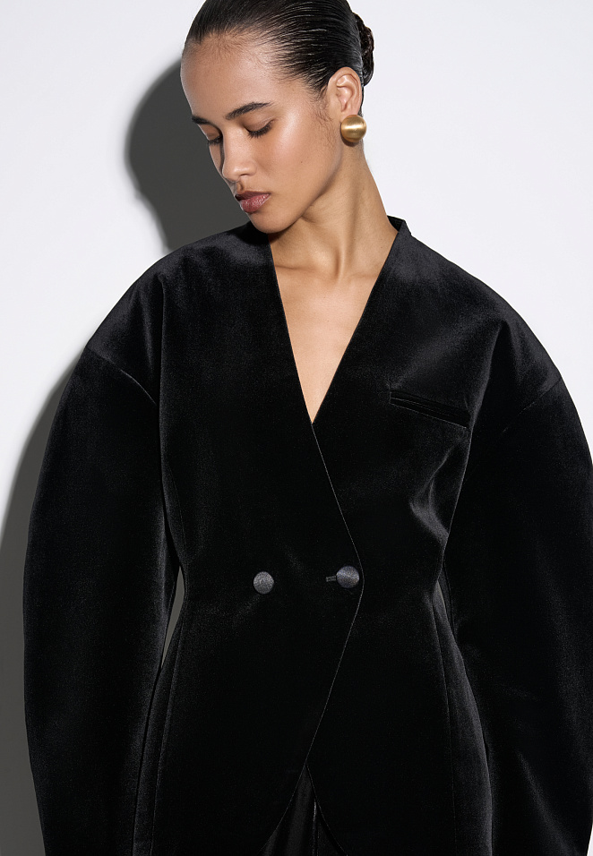 Бархатный жакет с объемными рукавами