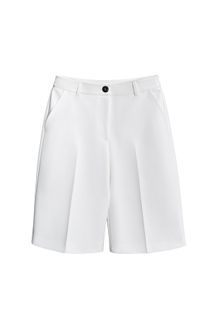 белый Шорты из поливискозы со стрелками. Модель прямого кроя, с боковыми и задними карманами, шлевками на поясе для ремня, застежкой на молнию и пуговицу.