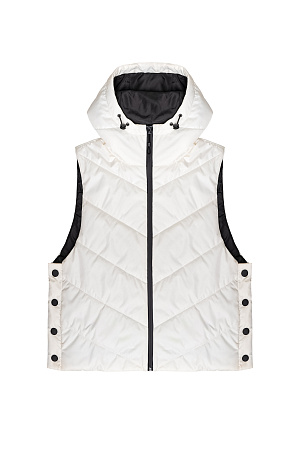 молочный Oversize жилет на синтепоне с капюшоном. Модель свободного силуэта с застежками на кнопки по бокам и молнию.