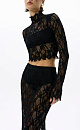 Укороченный топ с кружевом. Модель свободного силуэта с застежкой на молнию. Дополнить образ можно юбкой в таком же стиле.