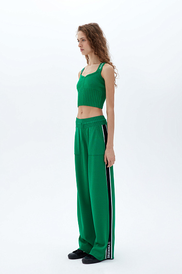 Спортивный топ на широких бретелях