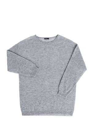 серый Длинный полупрозрачный трикотажный джемпер из мериносовой шерсти экстрафайн с добавлением шерсти альпака. Модель свободного силуэта, со спущенной линией плеч, длинными рукавами и неглубоким круглым вырезом горловины. Манжеты рукавов и низ изделия выполнены в рубчик.