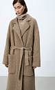 Трикотажное пальто на запах из смесовой шерсти с поясом в тон. Модель свободного силуэта со спущенной линией плеча и накладными карманами. Отложной воротник с прямоугольными лацканами. Изделие без подкладки. Дополнить образ можно шарфом и шапкой в тон.