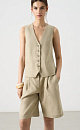 Классический жилет из 100% льна. Модель прямого кроя, с V-образным вырезом, карманами и застежкой на пуговицы.