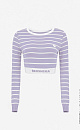 Трикотажный топ в полоску. Круглый вырез, длинные рукава с манжетами. Низ изделия выполнен резинкой с брендированной надписью.
