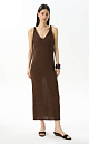Сарафан длины макси из 100% льна. Модель прямого кроя с перекрученными бретелями и V-образным вырезом.