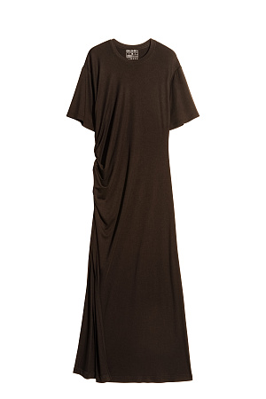 коричневый Длинное платье с драпировкой сбоку. Модель свободного силуэта со спущенной линией плеча.