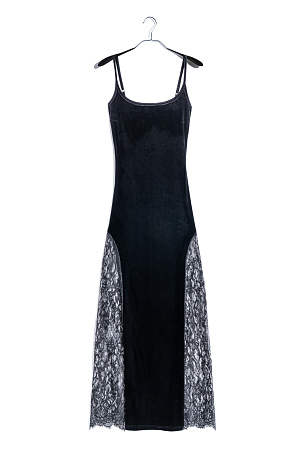 черный Бархатное платье длины макси с кружевными вставками и вырезом на спине. Модель приталенного силуэта на тонких бретельках. Без застежки.