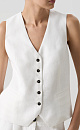 Классический жилет из 100% льна. Модель прямого кроя, с V-образным вырезом, карманами и застежкой на пуговицы.