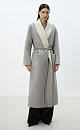 Пальто-халат из двусторонней ткани. В составе 80% шерсти с добавлением 10% ангоры и 10% шелка. Отложной воротник, накладные карманы и тонкий ремень в тон основной ткани. При пошиве этого изделия была использована технология double face, благодаря которой внутренняя сторона выглядит также аккуратно, как и внешняя.
