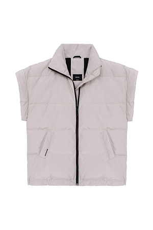 серый Oversize жилет из плащевой ткани. Модель свободного силуэта с боковыми карманами, отстегивающимся капюшоном и застежкой на молнию. Наполнитель пух 90% перо 10%.