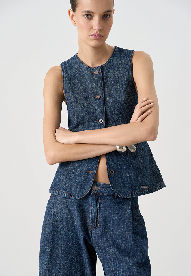 Приталенный джинсовый жилет