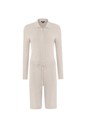 бежевый Трикотажный комбинезон из шерсти с добавлением кашемира. Верхняя часть изделия выполнена с длинным рукавом и отложным воротником, Застежка на молнию. Нижняя часть - представляет собой шорты на кулиске с боковыми карманами. 