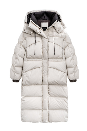 молочный Объемный длинный пуховик. Модель с воротником-стойкой, капюшоном на кулиске и кнопках, большими нагрудными и боковыми карманами на молнии с клапанами и трикотажными манжетами в широкий рубчик. Застежка на молнию по всей длине под планкой на кнопках. Ворот изделия декорирован логотипом бренда.