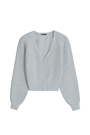 серый Укороченный кардиган на молнии с V-образным вырезом. Содержание в пряже 40% натурального пуха лисы делает изделие теплым, мягким и в тоже время очень легким.