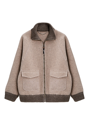 бежевый Бомбер из шерсти свободного кроя. Модель со спущенной линией плеч, воротником-стойкой и двумя накладными карманами с клапанами. Воротник, манжеты и низ изделия выполнены из плотного трикотажа в рубчик. Застежка на молнию. Без подкладки.