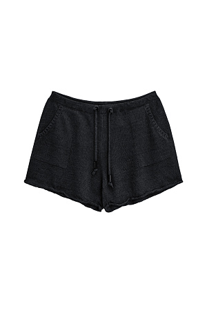черный Трикотажные короткие шорты из 100% льна. Модель свободного кроя с двумя боковыми карманами и регулиремым поясом на кулиске.