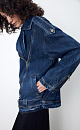 Джинсовая куртка-косуха из 100% хлопка. Модель свободного силуэта со спущенной линией плеч, широким отложным воротником и косой застежкой на молнию. Изделие декорировано патами на плечах, боковыми карманами, молниями на манжетах и ремнем с металлической пряжкой.