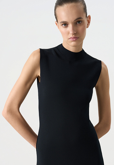Трикотажное платье с воротником-стойкой