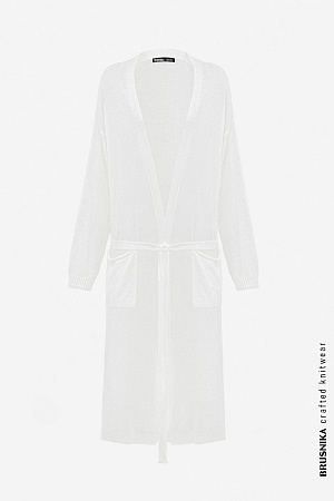 молочный Длинный трикотажный кардиган из вискозы. Модель прямого кроя, с двумя боковыми карманами, шлевками на талии и поясом.