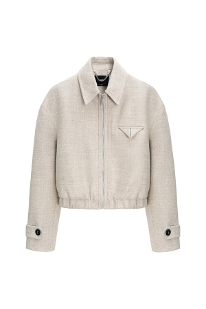 бежевый Шерстяной бомбер с отложным с воротником. Модель прямого силуэта с подплечниками и имитацией кармана на груди. Длинные рукава с патами на манжетах. Воротник декорирован вставкой из экокожи. Застежка на молнию. Изделие на подкладке.