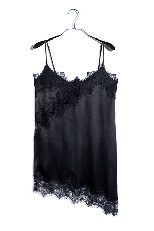 черный Платье-комбинация длины мини из 100% вискозы. Модель на тонких бретельках. Подол и лиф изделия декорированы тонким кружевом контрастного цвета.