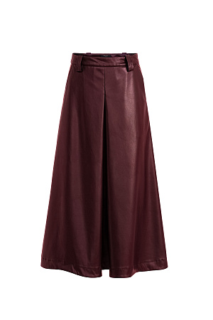 бордовый Юбка из экокожи длины миди со встречными складками, карманами и шлевками на поясе для ремня. Застежка на боковую молнию. Изделие без подкладки.