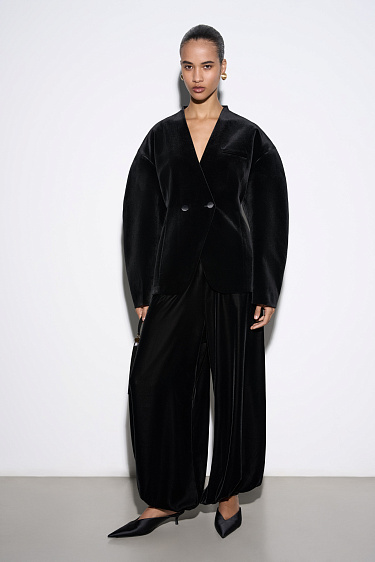 Бархатный жакет с объемными рукавами
