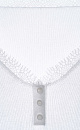 Трикотажный лонгслив из 100% хлопка. Модель с глубоким круглым вырезом, дополненым планкой на пуговицах. Изделие декорировано тонким кружевом.