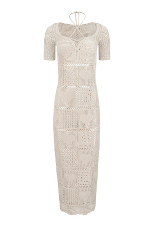 бежевый Трикотажное ажурное платье длины миди, выполненное в стиле печворк. Модель приталенного силуэта, с коротким рукавом и кулиской, фиксируемой на шее.
