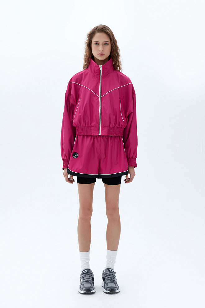 Укороченные шорты в спортивном стиле