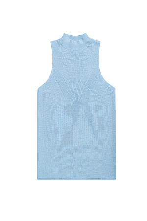 голубой Трикотажный топ из хлопка с добавлением вискозы. Модель с высоким воротником-стойкой и глубокой проймой. Воротник изделия выполнен в мелкий рубчик. 