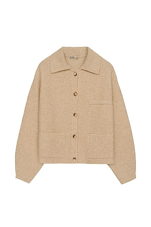бежевый Трикотажный бомбер из смесовой шерсти. Модель свободного силуэта с накладными карманами и спущенной линией плеча. Застежка на пуговицы.