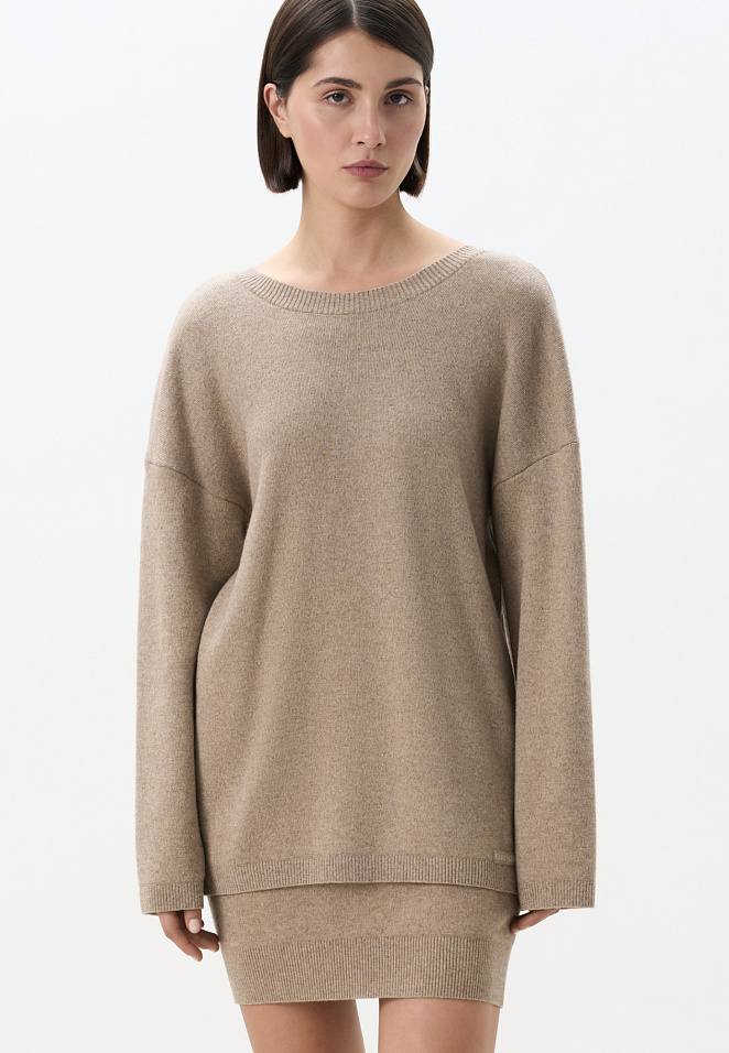 Джемпер с вырезом на спине