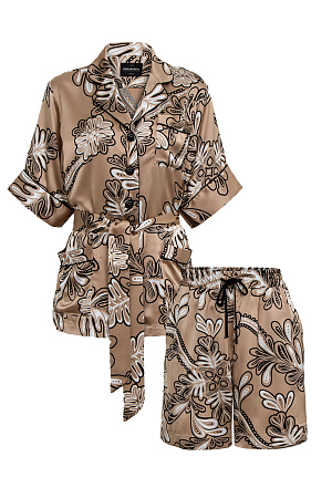 бежевый Атласный, принтованный костюм. Рубашка на пуговицах с поясом и накладными карманами. Шорты на резинке с боковыми карманами.