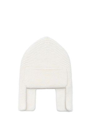 белый Трикотажная шапка-ушанка с широким отворотом. Модель выполнена из пряжи с добавлением шерсти альпака.