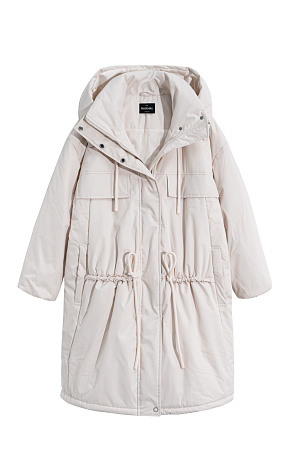 молочный Длинная куртка на синтепоне с капюшоном. Модель свободного силуэта со спущенной линией плеча, накладными и боковыми карманами, регулируемой кулиской на поясе. Изделие на подкладке. Застежка на молнию и магнитные кнопки.