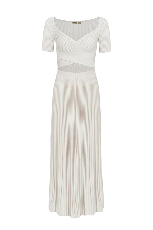 молочный Трикотажное платье из плотной вискозы с юбкой плиссе. Короткие рукава, перекрещенные детали лифа.