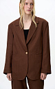 Однобортный жакет из 100% льна. Модель свободного силуэта с англиским воротником и прорезными карманами спереди. Застежка на одну пуговицу. Дополнить образ можно брюками в таком же стиле.