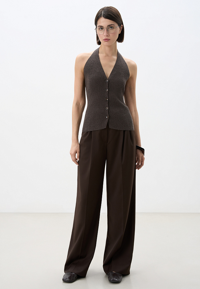 Трикотажный жилет с вырезом халтер