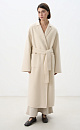 Классическое длинное пальто из шерсти и кашемира. Модель прямого кроя, с узкими лацканами, глубокими накладными карманами и высокими разрезами по бокам. Пояс в комплекте.<br />
При пошиве этого изделия была использована технология double face - на изделиях, сшитых по этой технологии, внутренняя сторона выглядит также аккуратно, как и внешняя.<br />
