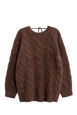 коричневый Трикотажный джемпер из шерсти и мохера. Модель свободного силуэта со спущенной линией плеч, длинными рукавами, круглой горловиной и глубоким вырезом на спине, фиксирующимся шнурком. Изделие декорировано фактурной вязкой в виде кос. Края изделия выполнены в рубчик.