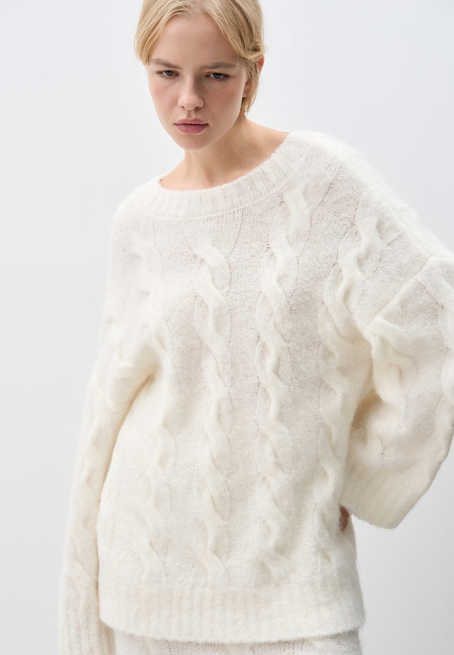 Трикотажный джемпер с открытой спиной и косами