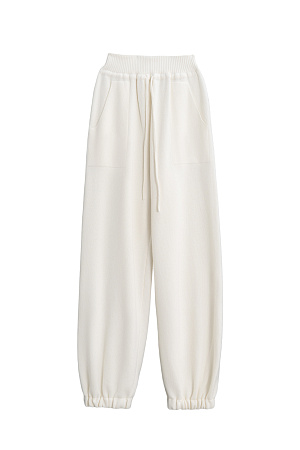 белый Трикотажные брюки-бананы из кашемира и шерсти. Модель свободного силуэта, с эластичным поясом в рубчик, дополненным кулиской, и двумя большими карманами. Манжеты выполнены на резинках.