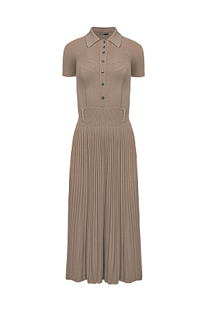 бежевый Трикотажное платье миди длины с плиссированной юбкой. Отложной воротник поло и планка с пуговицами на груди. Пояс-резинка на талии со шлевками под ремень. 
