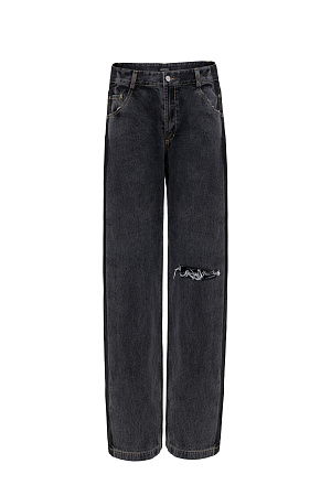 черный Джинсы из 100% хлопка с низкой посадкой. Модель прямого силуэта с разрезом на ноге и широким лампасом. Застежка на молнию и пуговицу.