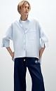 Классическая рубашка из хлопка. Модель свободного кроя, с классическим отложным воротником, широким рукавом длины 3/4, накладным карманом на груди и разрезами по бокам. Застежка на пуговицы.
