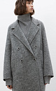 Двубортное шерстяное пальто свободного силуэта с английским воротником, боковыми карманами и застежкой на пуговицы.
