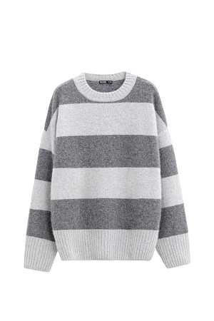 серый Трикотажный джемпер из пуха лисы в полоску. Модель свободного силуэта со спущенной линией плеча и круглой горловиной. Манжеты и низ изделия выполнен в рубчик.