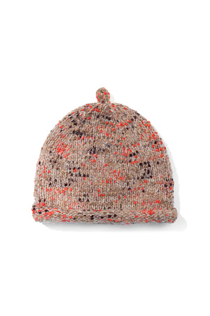 бежевый Трикотажная шапка-докер с плотной посадкой по голове и подвернутым краем. Модель из буклированной пряжи с добавлением шерсти альпака.